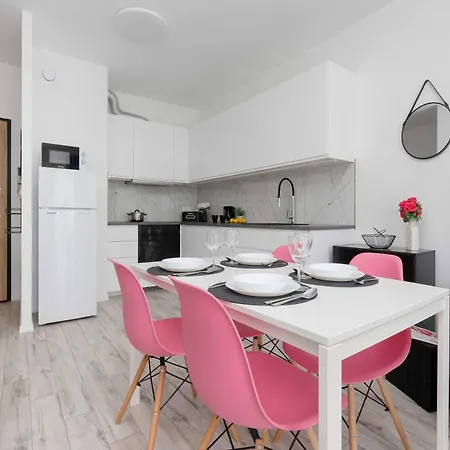 Stylish With Garden In Quiet Neighborhood By Renters アパート ワルシャワ